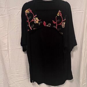 Like New! Kim & Cami Black Top w/ Floral Mesh Design- Size 3x